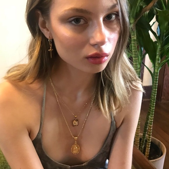 New Vanessa Mooney gold ALEXANDRA HOOP EARRINGS - Picture 6 of 12